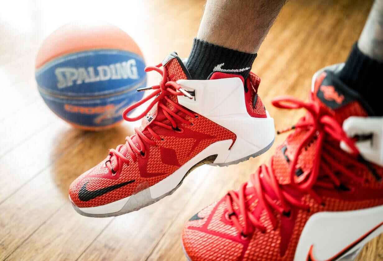 pantofi sport de baschet Nike barbati in nuante de rosu si alb