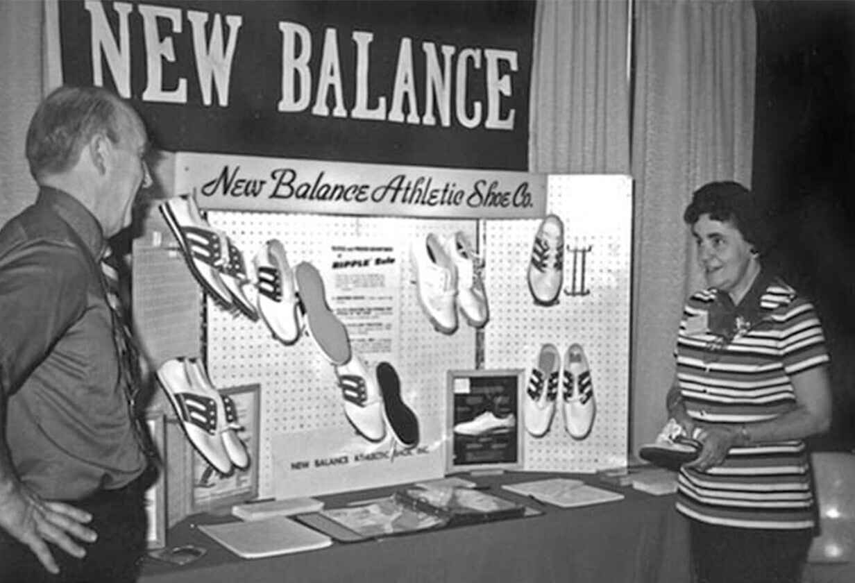 expozite primii pantofi sport New Balance