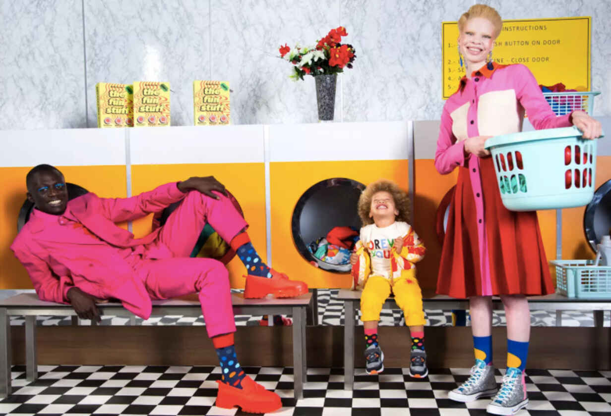 familie in tinute multicolore cu sosete Happy Socks