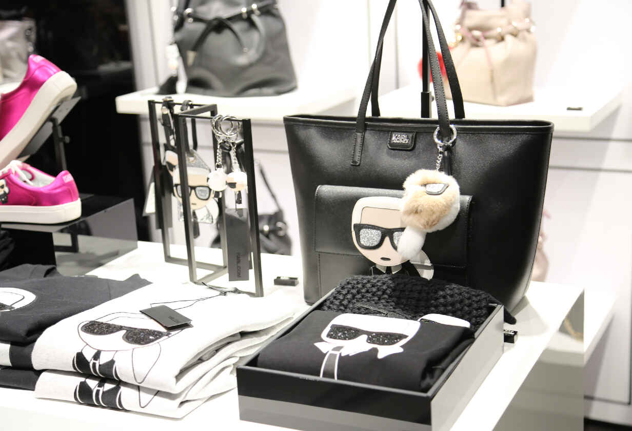 articole Karl Lagerfeld - genti, bluze, brelocuri - expuse intr-un magazin