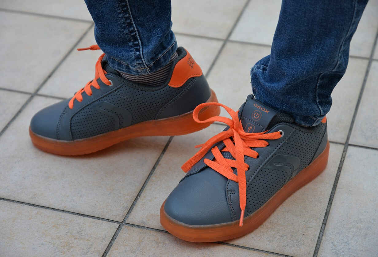 pantofi sport albastru inchis cu sireturi portocalii pentru barbati