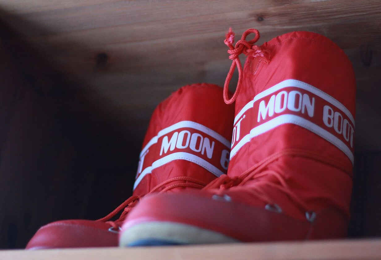 cizme rosii cu inscriptie Moon Boot