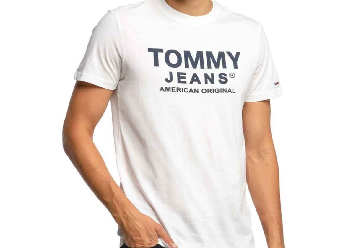 barbat cu tricou alb cu maneci scurte si inscriptie Tommy Jeans American Original