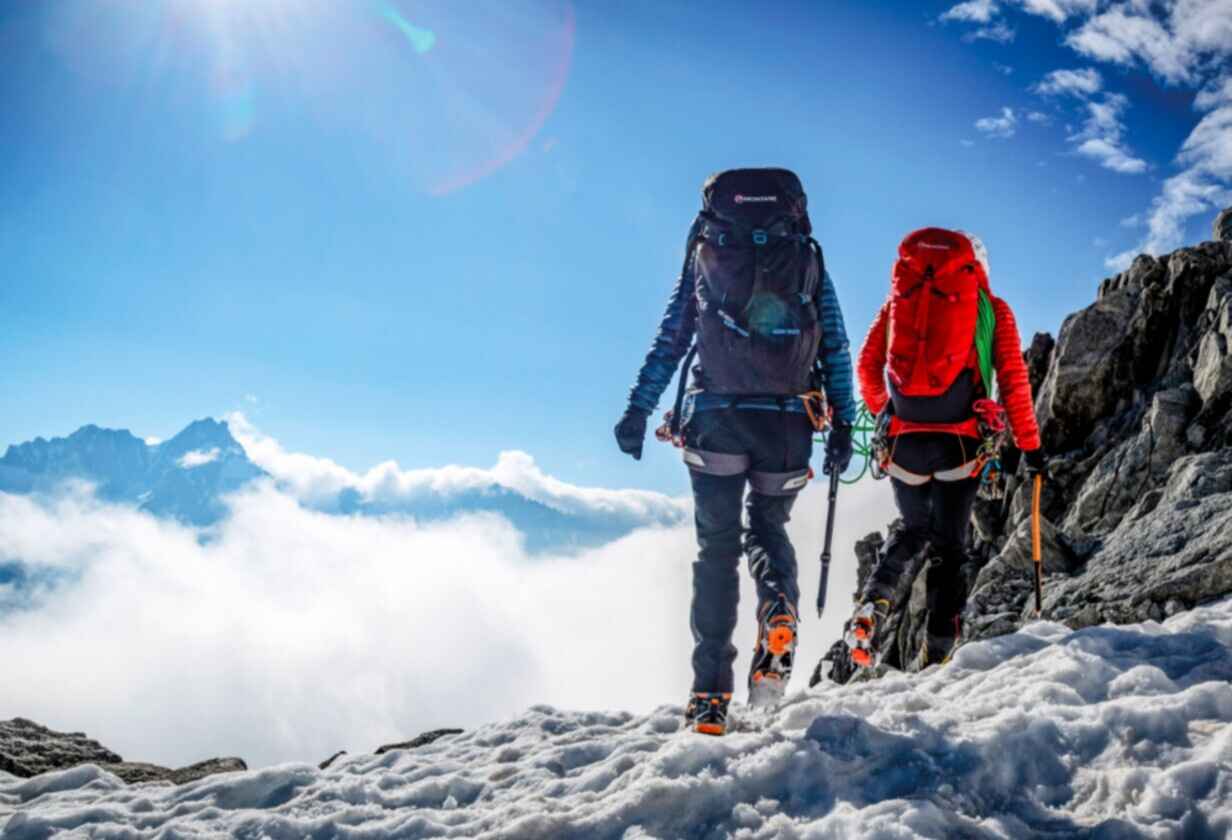 alpinisti cu rucsacuri de munte Salewa