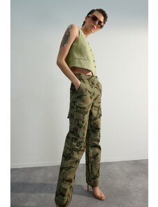 Pantaloni Trendyol Green cu imprimeu țesut