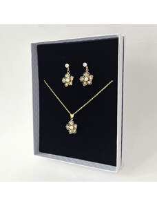 Set accesorii Feeling, din inox, cu cercei forma floare, lantisor si pandativ cu cristale si perle, in cutie eleganta, Auriu