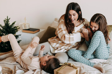femeie si copii in pijamale