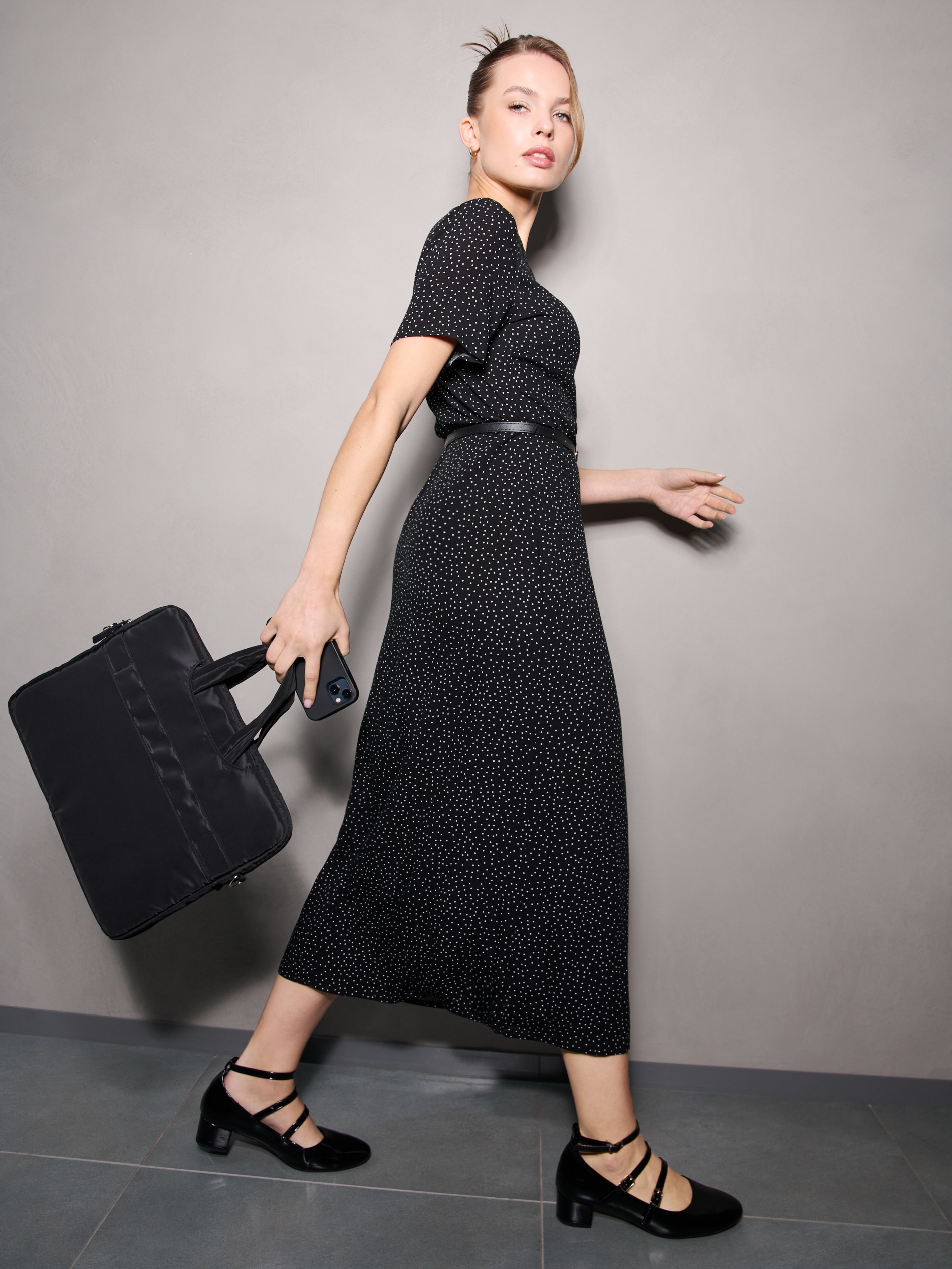 Sinsay - Rochie midi din vâscoză cu curea cu imprimeu cu buline - multicolor