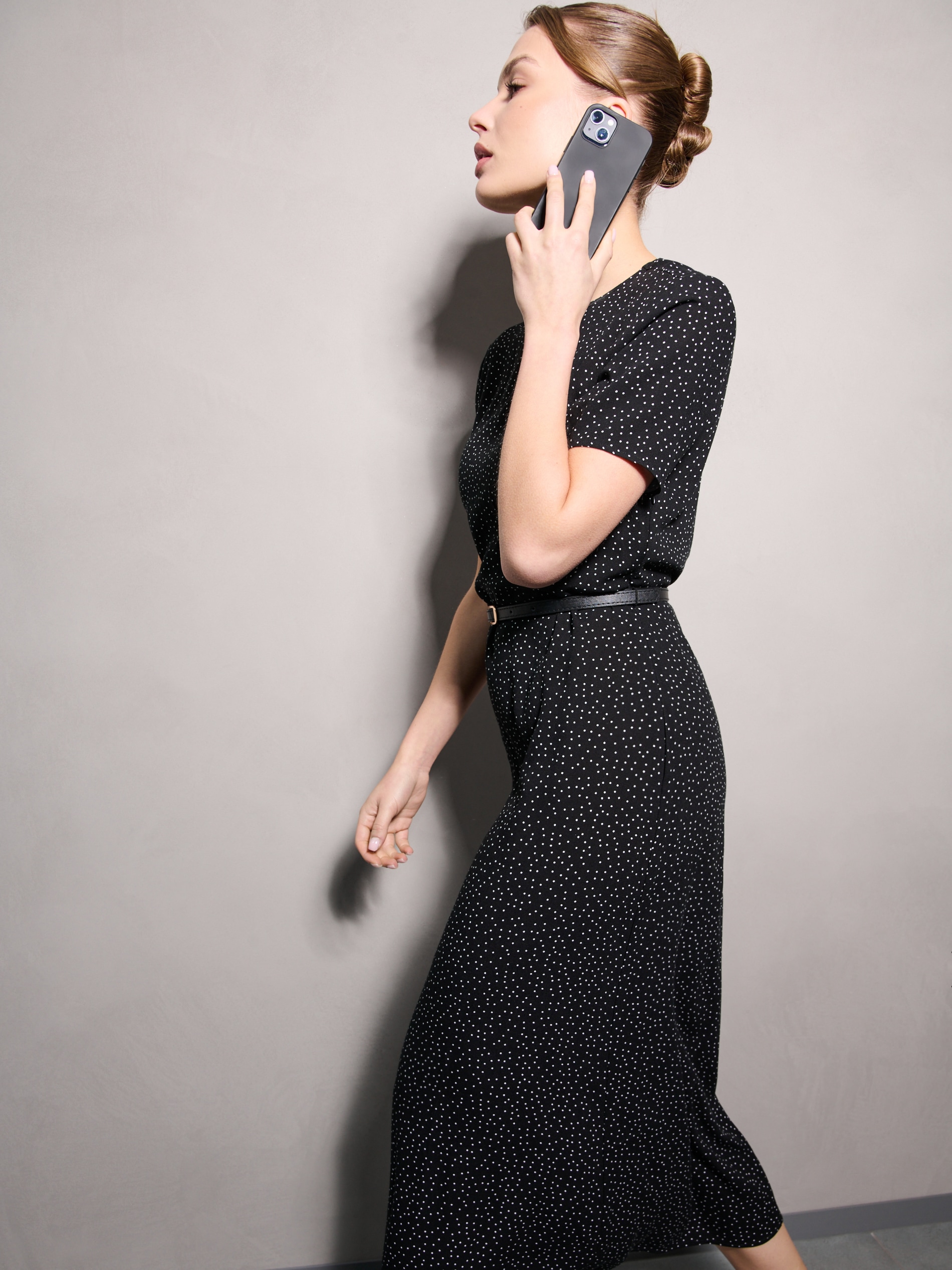 Sinsay - Rochie midi din vâscoză cu curea cu imprimeu cu buline - multicolor