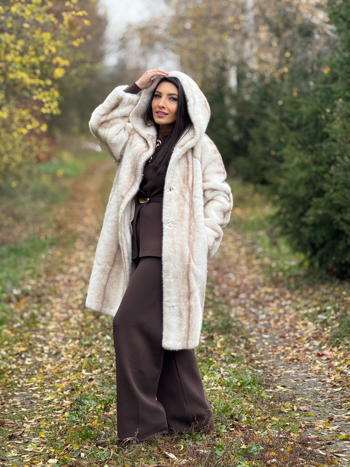 Pretty Women Blanita dama bej lunga cu gluga