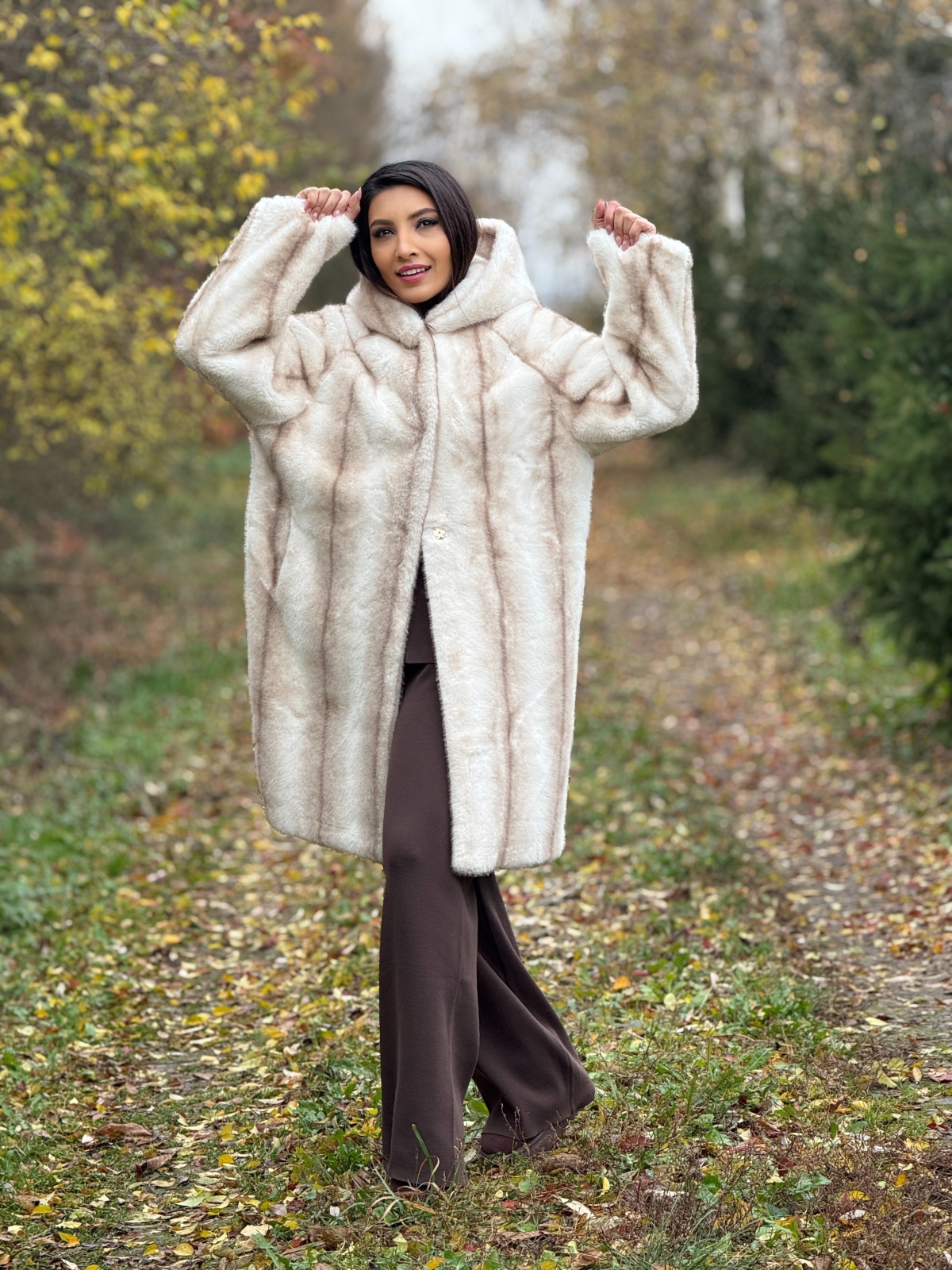 Pretty Women Blanita dama bej lunga cu gluga