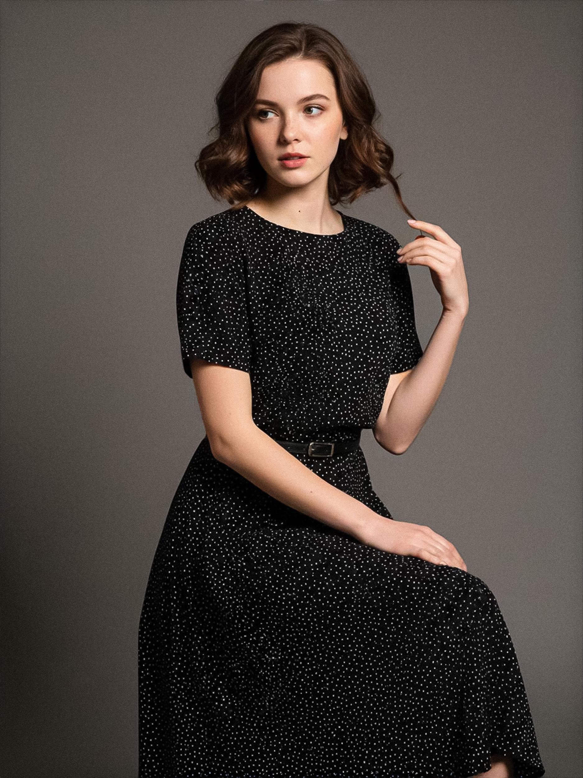 Sinsay - Rochie midi din vâscoză cu curea cu imprimeu cu buline - multicolor