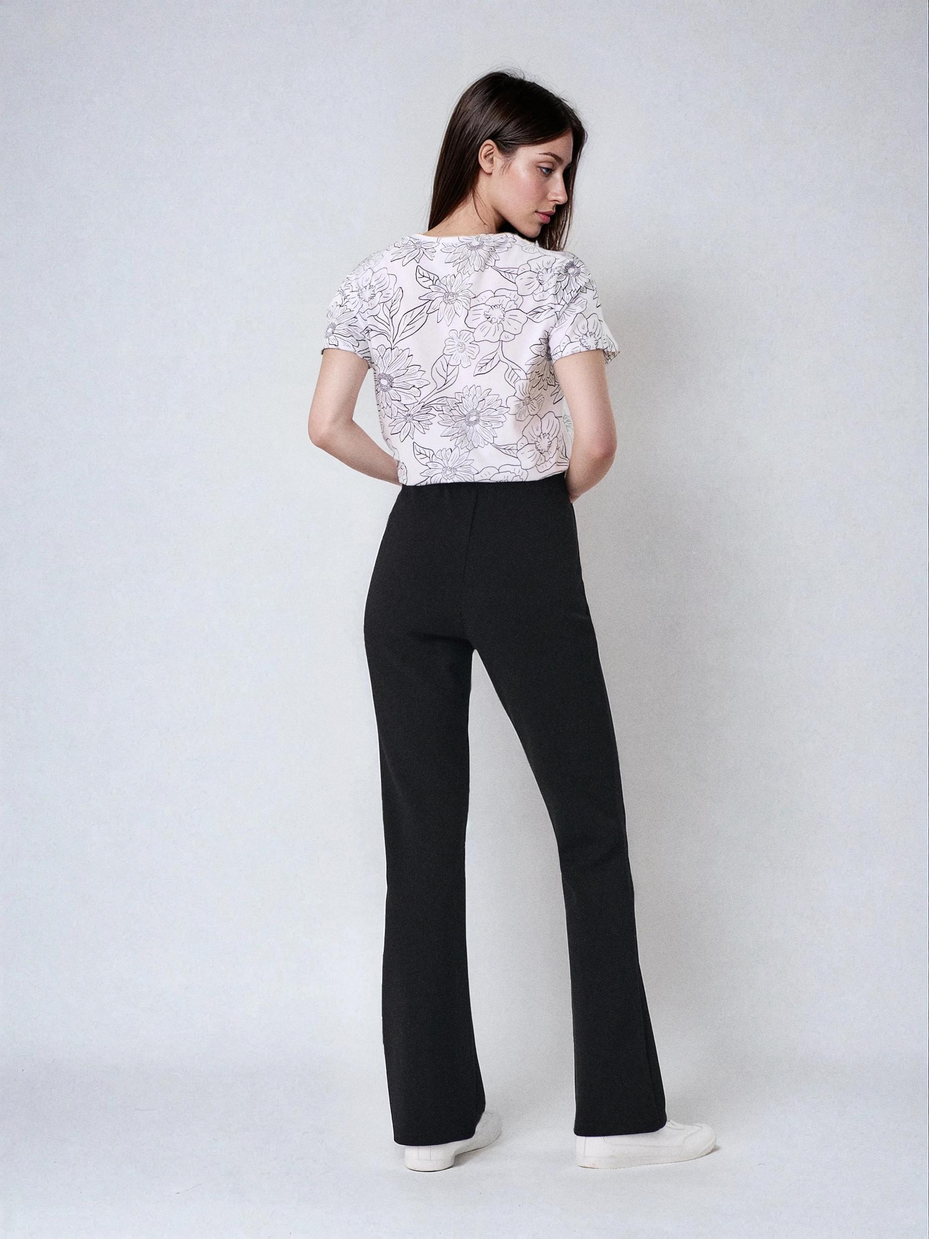 Sinsay - Pantaloni evazați din tricot cu cusături decorative - negru