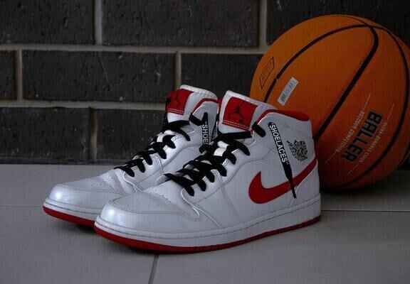 sneakers Air Jordan albi cu logo Nike rosu si sireturi negre
