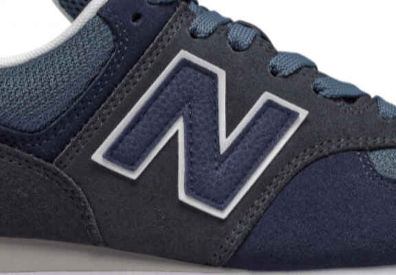 logo N pe o pereche de pantofi sport New Balance albastra