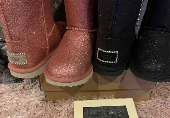perechi de cizme UGG cu sclipici roz si negru