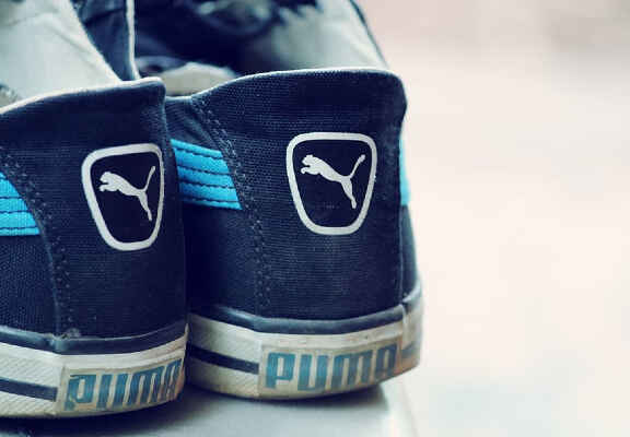 logo Puma pe pantofi sport in nuante de albastru