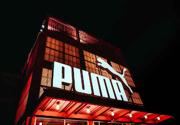 logo alb Puma deasupra unui magazin Puma