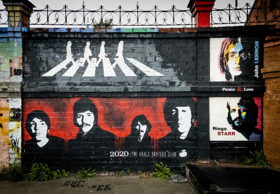 perete cu graffiti The Beatles