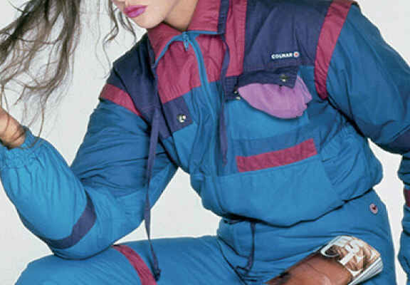 femeie cu salopeta de schi in nuante de albastru si roz Colmar