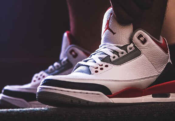 sneakers Air Jordan barbati pe glezna in nuante de alb, rosu si negru