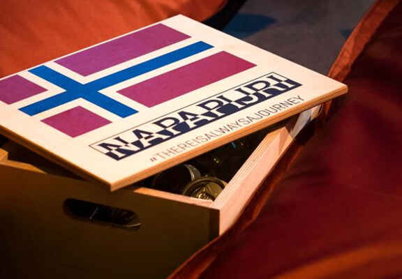 cutie de lemn cu logo-ul Napapijri si steagul norvegian