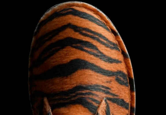 incaltaminte cu imprimeu animal print in nuante de portocaliu si negru
