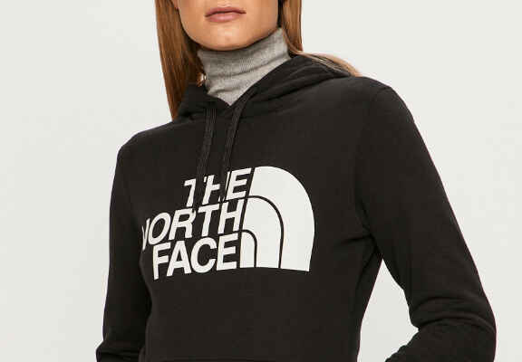 femeie cu hanorac negru cu gluga si logo alb The North Face