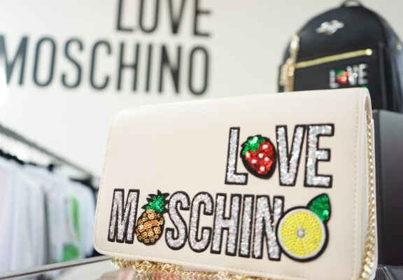 geanta plic alba cu aplicatii Love Moschino