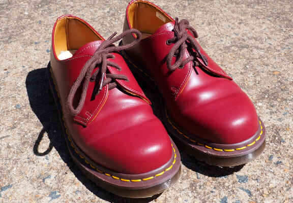 pantofi cu sireturi fara toc rosii Dr. Martens