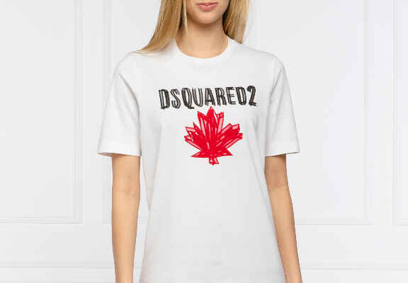 femeie cu tricou alb cu maneci scurte cu imprimeu logo DSQUARED2 si frunza de artar rosie