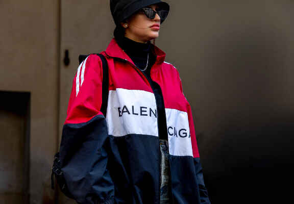 femeie cu jacheta de fas multicolora Balenciaga