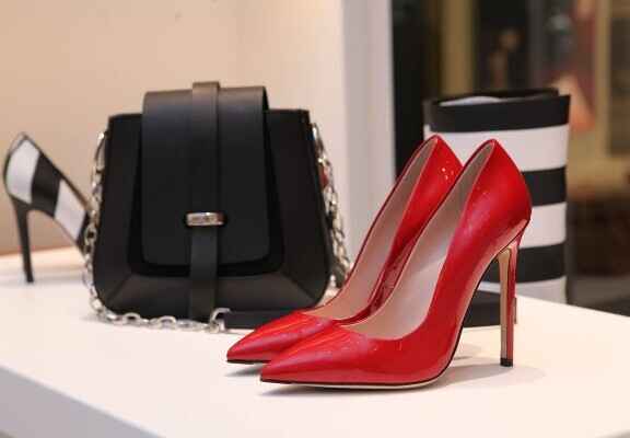 pantofi cu toc inalt stiletto si varf ascutit rosii, geanta neagra cu curea din lant, pantofi cu toc inalt stiletto alb-negru