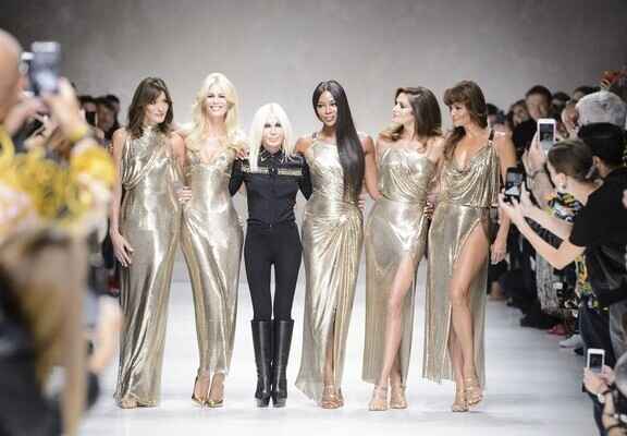 Donatella Versace si cinci modele la finalul unei prezentari de moda