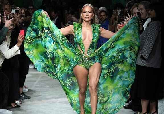 Jennifer Lopez pe podiumul de moda in rochie cu imprimeu exotic Versace