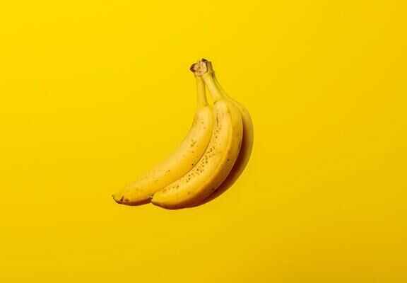 design banane pe fundal galben