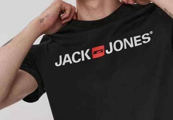 barbat cu tricou negru cu maneci scurte si inscriptie Jack & Jones