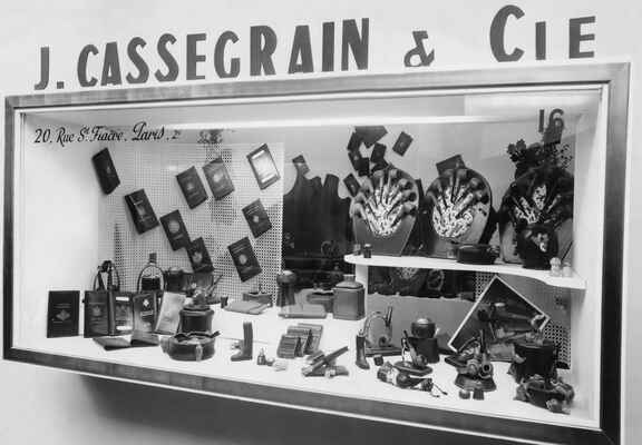 vitrina cu primele produse Longchamp
