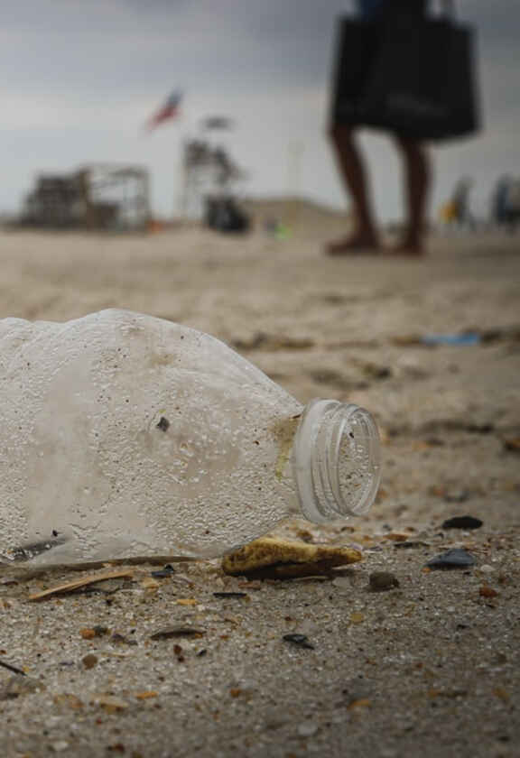 sticla de plastic pe plaja