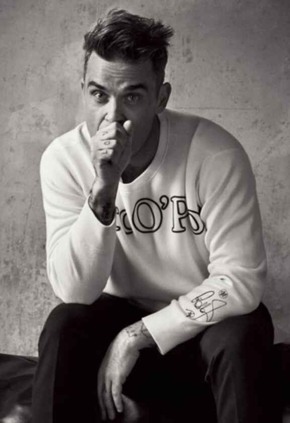 Robbie Williams in hanorac alb fara gluga cu inscriptie Marc O'Polo