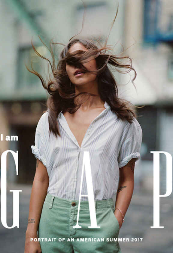 poster 'I am GAP' cu femeie cu camasa alba si pantaloni verde deschis