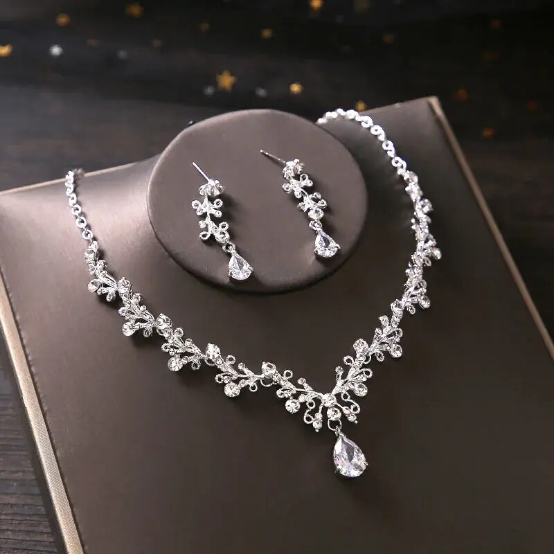 Set bijuterii mireasa Linda, colier si cercei, argintiu, decorat cu zirconiu - Colectia Celebration