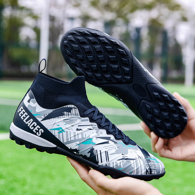Ghete de fotbal MBrands, 8.4 cu glezna pentru teren sintetic, culoare alb cu negru