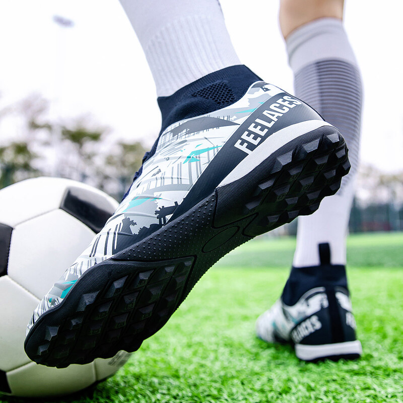 Ghete de fotbal MBrands, 8.4 cu glezna pentru teren sintetic, culoare alb cu negru
