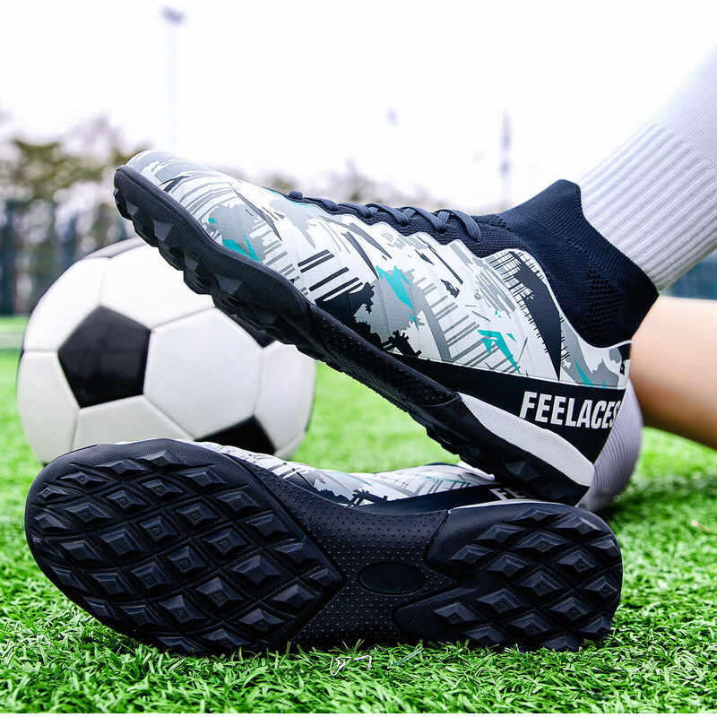 Ghete de fotbal MBrands, 8.4 cu glezna pentru teren sintetic, culoare alb cu negru