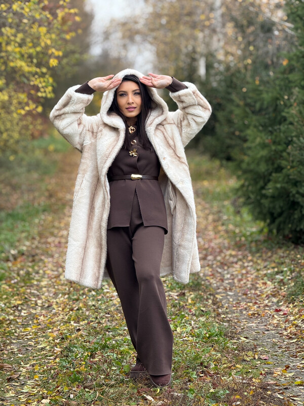 Pretty Women Blanita dama bej lunga cu gluga