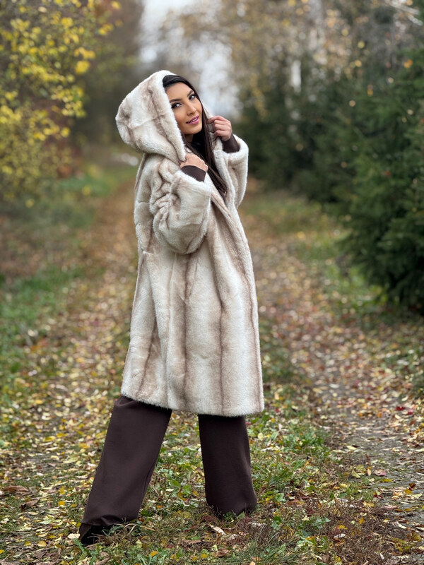 Pretty Women Blanita dama bej lunga cu gluga