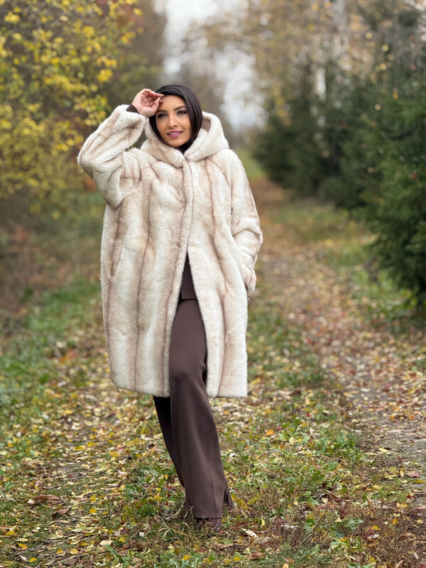 Pretty Women Blanita dama bej lunga cu gluga