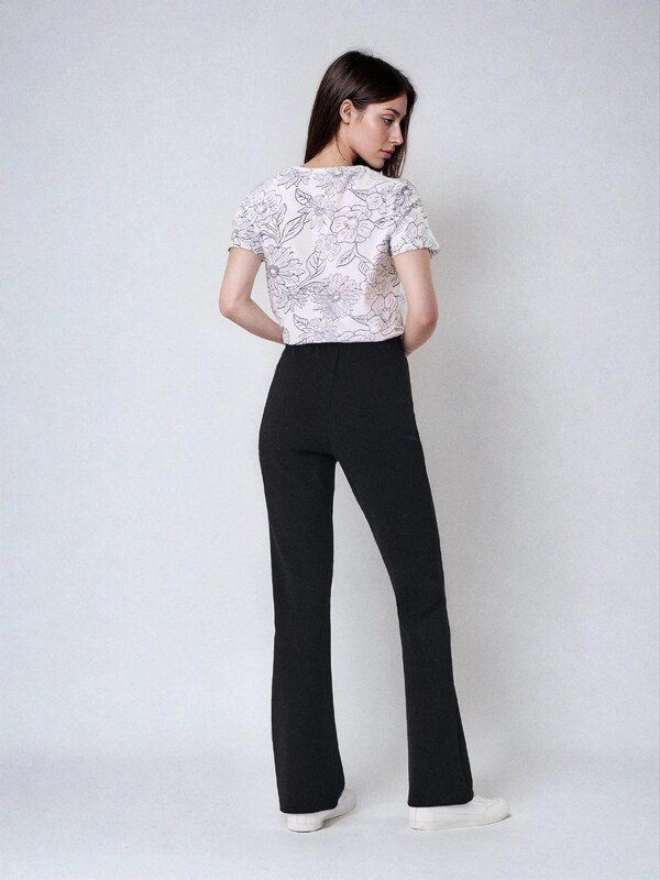 Sinsay - Pantaloni evazați din tricot cu cusături decorative - negru